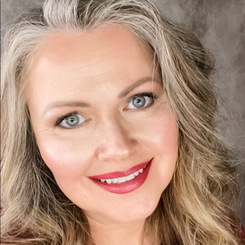 Meet your Posher, Lora